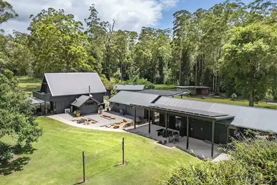 Image de Secluded Getaway – Cabin & Barn Stay\n7 minutes from beautiful Valla beach