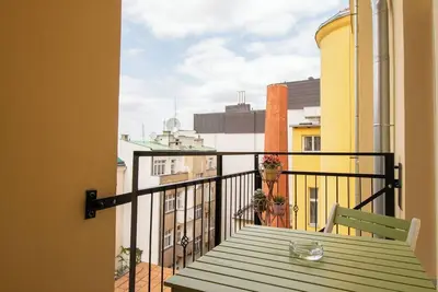 Image de Sunlit Central Studio - with stunning balcony