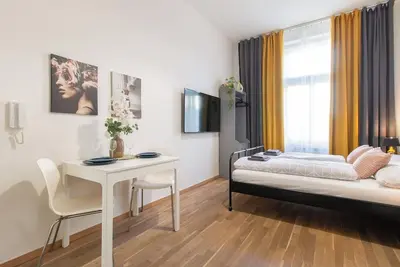 Image de Prague Gem: Studio near Stromovka Park
