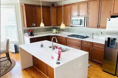 Image de Executive Estate with Lush Green Half-Acre Yard near all amenities