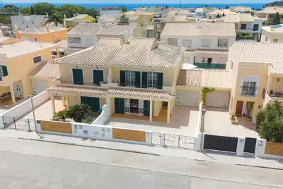 Image de Spacious Villa - Walk to Beach & City Center