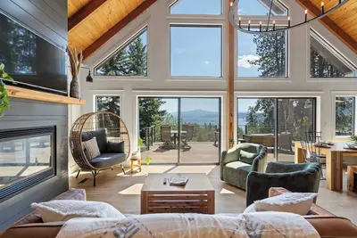 Image de A-Frame Cedar Retreat w/ Hot Tub, Secret Game Room, Ev Charger & Lake Views – Mi