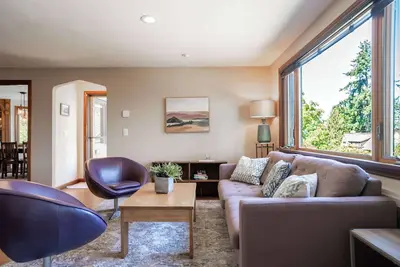 Image de Seattle's Mid-century home + hot tub by lake Wa