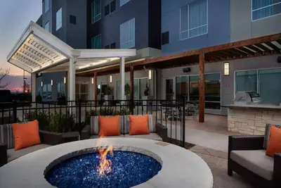 Image de Enjoy Outdoor BBQs & More from Your Comfortable Queen Suite - 2 Units