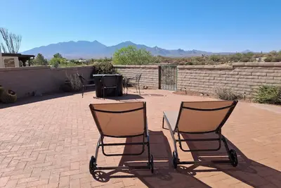 Image de Enjoy breathtaking mountain views from large patio, primary suite & Arizona room