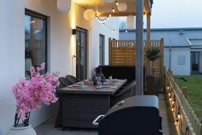 Image de Bright Ground Floor Corner Home with Cozy Outdoor