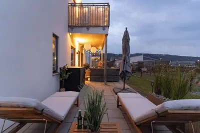 Image de Earthy Ground Floor Home Patio Sunbeds Greenery