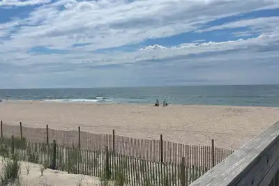 Image de Charming two story house in beautiful Fair Harbor, Fire Island minutes to beach.