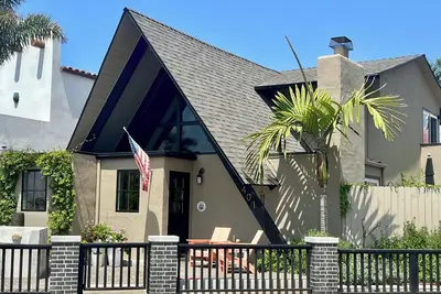Image de Classic A-Frame Newport Shores House - walk to the beach!