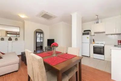Image de 2 Br getaway! 4. 8km to Cbd & 10km to airport