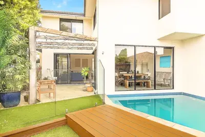 Image de The Poolside Getaway