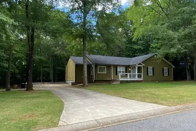 Large 3 bedroom - Back deck - Pet Friendly