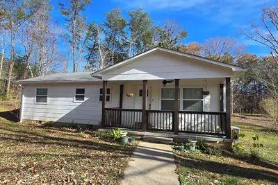 Image de Charming 3-bedroom pet-friendly cottage surrounded by the Blue Ridge Mountains.