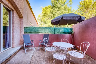 Image de Maison de Vacances 'Gîte Duplex Cour Proche Lac Salagou' avec Jardin Privé et Wi-Fi