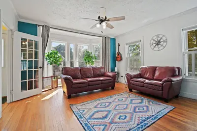 Image de 2br Home Foxboro Cntr- 3. 5mi to Gillette, walk to bars/food/shops/playgrounds