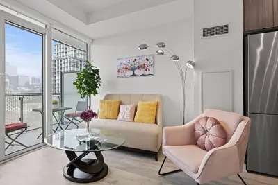 Image de Trendy Resorts-Style Condo + Pool + Gym + Parking!