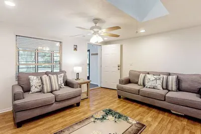 Image de Quaint 2/2 Pool Home minutes away from Siesta Key Beach! Heated Pool!