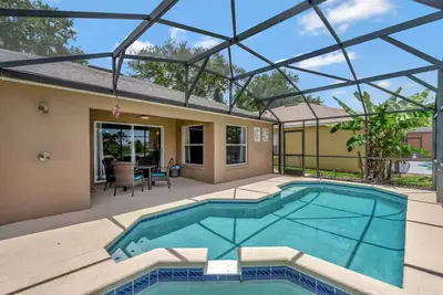 Image de Peaceful Retreat: 3/3 Pool, Spa, & lake view. 25 min to Magic Kingdom!