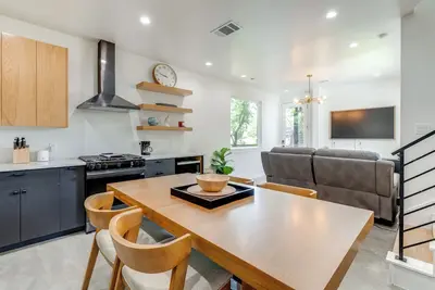 Image de Near Restaurants & Parks: Home 3 Mi to Dtwn Austin