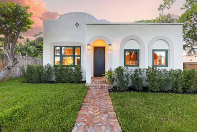 Image de Near Galleries & Shops: Spanish Revival Wpb Home!