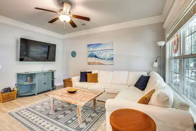 Image de 1 Mi to Riverfront: Darien Family Home