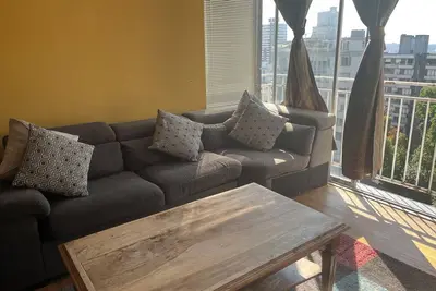 Image de English Bay Views - Cozy Davie Village apartment with rooftop pool deck!