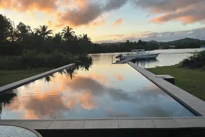 Image de Brand new Spacious 6-bedroom waterfront villa in awesome Pacific Harbour