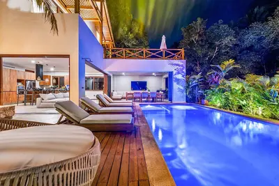 Image de Brand new luxury 4 bedroom jungle villa in gated community 5 mins from town.