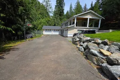 Image de Come play at LeLacShac, a relaxing fun themed home a minute from Sproat Lake