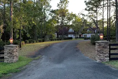 Image de Escape to this serene 4-bedroom home set on 10 private acres.