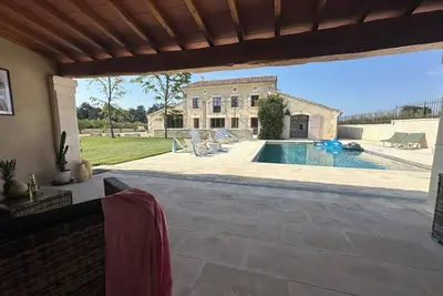 Image de Mas provençal 10 personnes avec piscine et espace télétravail et salle de jeux!