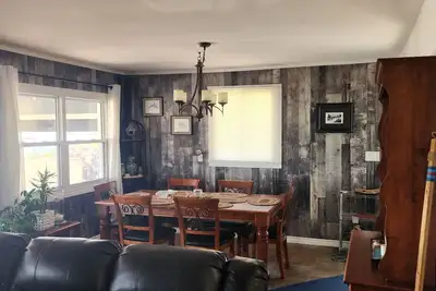 Image de Erie Moon on the beach. A comfy cozy waterfront home in Amherstburg Ont.