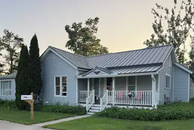 Image de Cabin-like feel in the City, Steps from the trail and Downtown Cheboygan