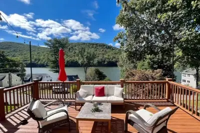 Image de Lake Oasis with Firepit, Game room and Kayaks