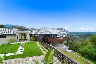 Image de Modern oasis w/ pool & expansive views of the Bay