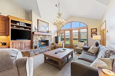 Image de Arrowhead Condo on Golf Course, steps to lifts!