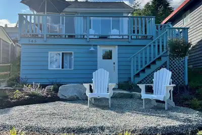 Image de charming cottage suite perched just above the heart of Lower Gibsons