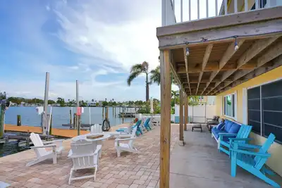 Image de 4 Unit Beach Condo Building with dock, sleeps 24