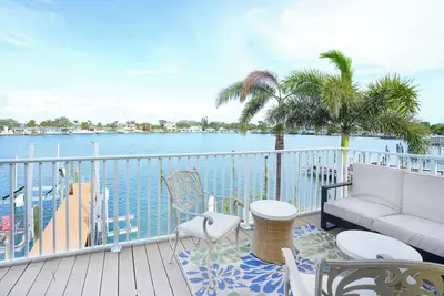 Image de 2/2 Wfrt condo, golf cart, dock, 2 blk to beach #4
