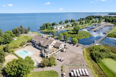 Image de Spacious Lodge w/ Sauna, Golf Views & Lake Access