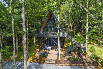 Image de Alpine A-Frame Modern Treehouse with Hot Tub and Views