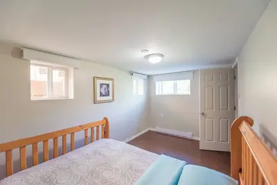 Image de Clean 4 bedroom Suite at Burnaby Metrotown Neighbourhood