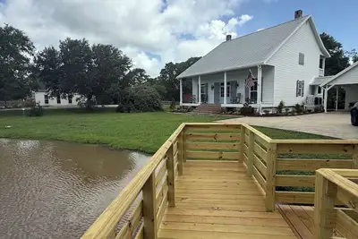Image de Cajun Waterfront Farmhouse Sleeps 11