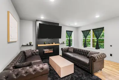 Image de Brand new 3-bedroom house just 15 mins from premier attractions!