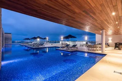 Image de Stunning Rooftop Views - Steps from the Sand & 5th Avenue