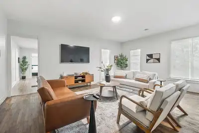 Image de Charming 3-bedroom apartment with Ac - Walking Distance to Downtown!