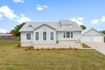 Image de Complimentary Golf Cart Aug/Sept! \"A Little Nauti\" sleeps 10, pool table, boat parking, large yard!