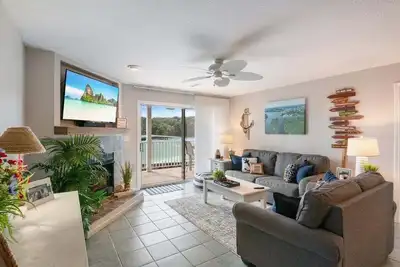 Image de Lakeview Condo, Pools, Patio with Grill, Near Pb2 Launch