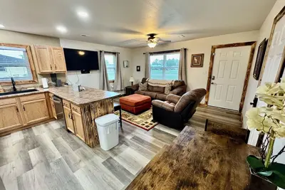 Image de Drew’s Delight - Relax in Comfort! Modern, Fully Remodeled, No Stairs!