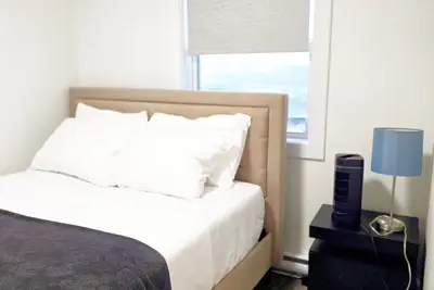Image de Cozy one-bedroom suite in a quiet neighbourhood with modern amenities.